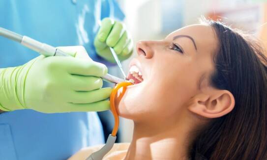 Jak wygląda piaskowanie zębów i kiedy warto je wykonać?