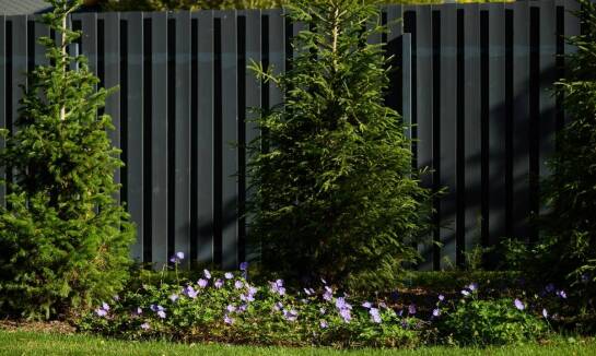 Jak zapewnić trwałość i estetykę frontowym ogrodzeniom?