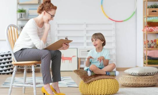 Jak dziecięcy psycholog wspomaga adaptację dziecka do nowego środowiska?