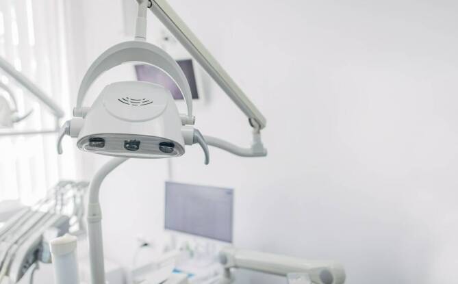 Rola mikroskopu w estetycznej stomatologii – precyzja i efekty