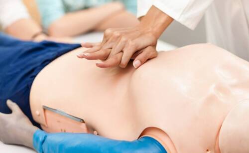 Praktyczne aspekty szkoleń z pierwszej pomocy dla pracowniczych zespołów