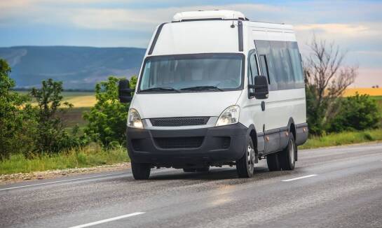 Dlaczego wynajem busa to idealne rozwiązanie dla turystów w regionie?