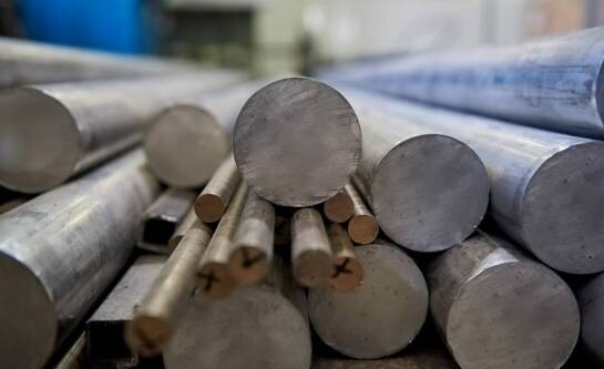 Ciągnione pręty stalowe: ich znaczenie w produkcji ręcznych narzędzi