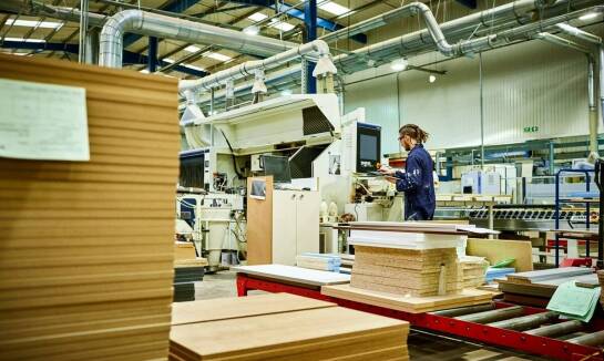 Zalety stosowania nowoczesnych technologii w lakierowaniu meblowych frontów