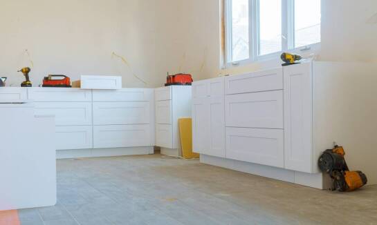 Dlaczego PVC listwy przypodłogowe są idealne do kuchni i łazienek?