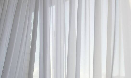 Jakie właściwości wyróżniają biały szyfon na metry w produkcji akcesoriów modowych?