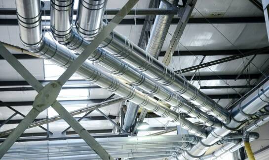Zastosowanie odciągowych ramion w zapewnieniu czystości powietrza w przemyśle