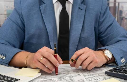 Jakie są korzyści z poświadczenia podpisu w kontekście umów dla spółki?