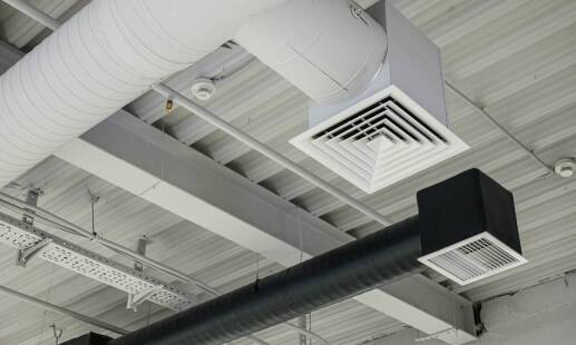Jak przemysłowa wentylacja wpływa na jakość powietrza w zakładach produkcyjnych?