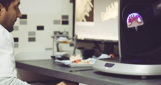 Jak protetyk w Rzeszowie wpływa na komfort użytkowania protez na implancie?