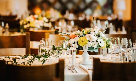 Zalety organizacji urodzin w restauracji z produktami lokalnymi