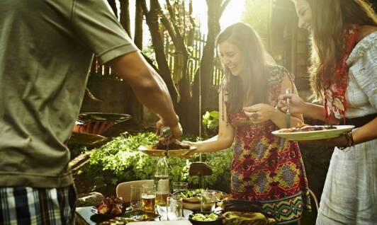 Wielofunkcyjność grilla na węgiel - jak jedno urządzenie może zrewolucjonizować Twoją kuchnię?