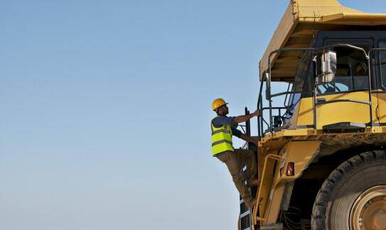 Transport żwiru: jak zapewniamy bezpieczeństwo podczas transportu?