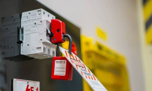 Znaczenie certyfikatów dla systemów przeciwpożarowych w konstrukcjach z aluminium