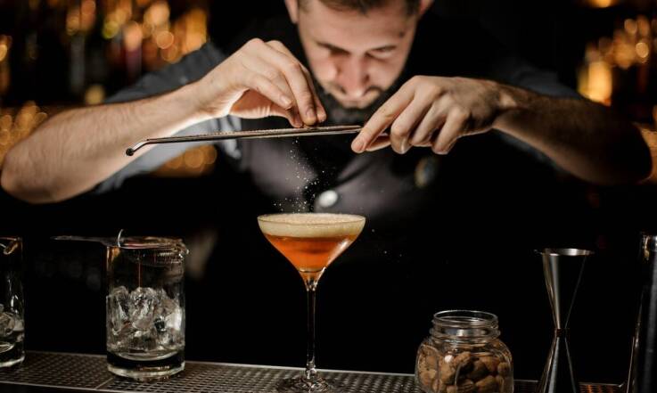 Szybkość i precyzja: jak automatyczny barman zmienia standardy obsługi.