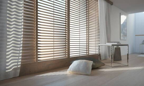 Materiałowe rolety a nowoczesne wnętrza – co warto wiedzieć?