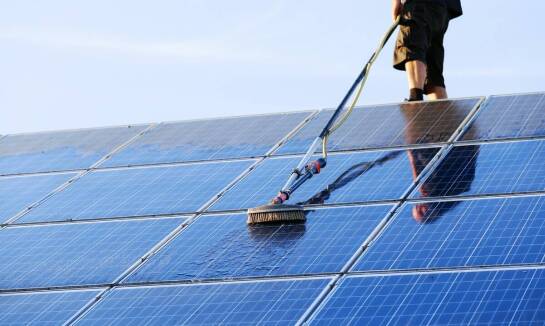 Profesjonalne mycie fotowoltaicznych paneli a redukcja osadów