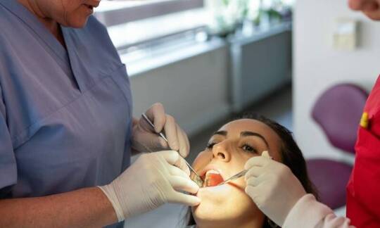 Proces zakładania licówek: co warto wiedzieć?