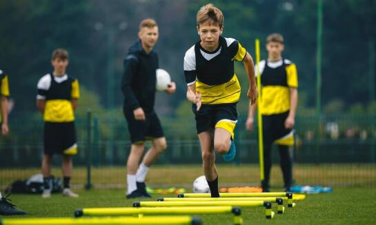 Korzyści płynące z nauki gry w squasha dla fizycznego rozwoju dzieci