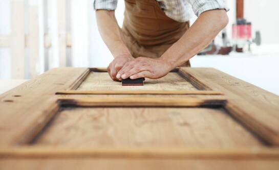 Usługi renowacji mebli: przywracanie blasku zniszczonym fotelom i kanapom