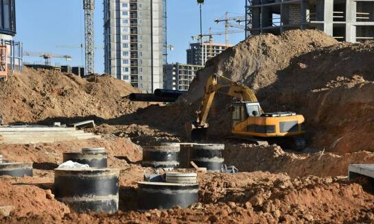 Jak przygotować teren pod budowę z użyciem sypkich materiałów?