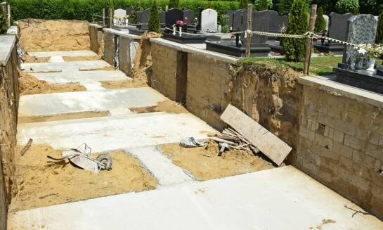 Czym różni się pogłębianie od poszerzania grobów?