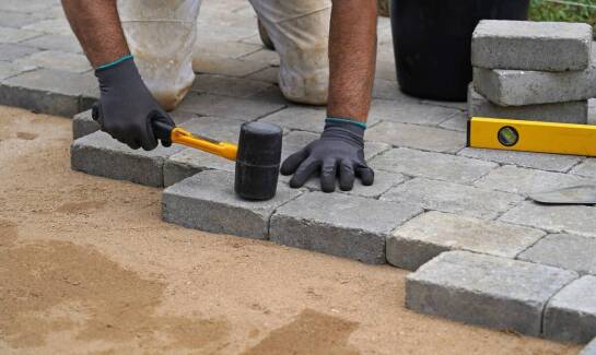 Dlaczego warto inwestować w materiały brukarskie wysokiej jakości?