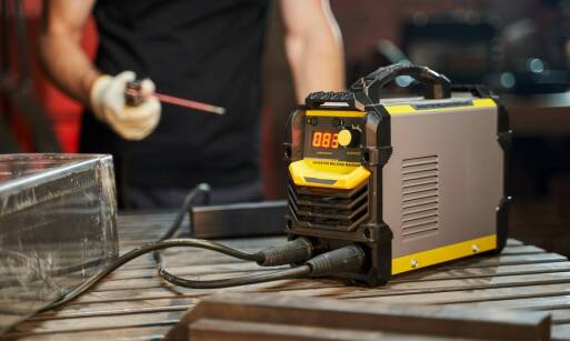 Jak zgrzewarka NP-1 wpływa na bezpieczeństwo pracy w przemyśle?