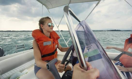 Rola zaawansowanych technik manewrowania w kursie dla motorowodnego sternika morskiego