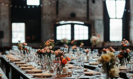 Przyjęcia okolicznościowe na Mazurach: zalety organizacji w bankietowej sali