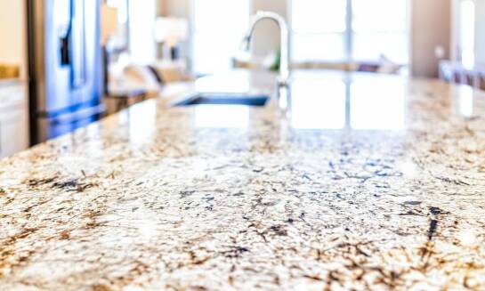 Trwałość granitowych blatów: co czyni je niezastąpionymi?