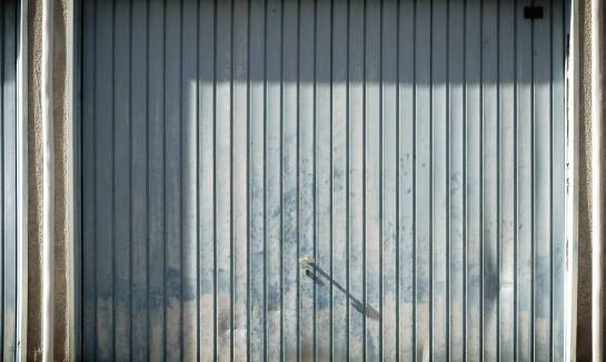 Czym kierować się przy wyborze garażowych bram do trudnych warunków atmosferycznych?