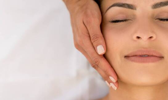 Jak regularny relaksacyjny masaż poprawia kondycję skóry na twarzy