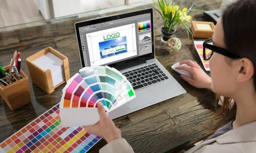 Rola graficznego projektowania w tworzeniu efektywnych reklamowych ulotek