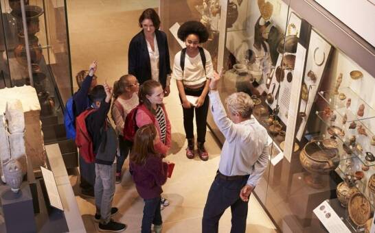 Edukacyjne wycieczki po Poznaniu z przewodnikiem – co oferują szkołom?