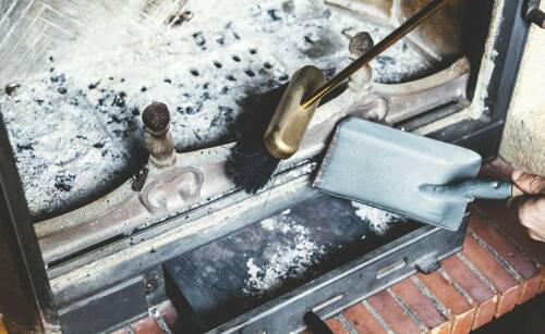 Dlaczego kominiarskie usługi są niezbędne dla domów opalanych drewnem?