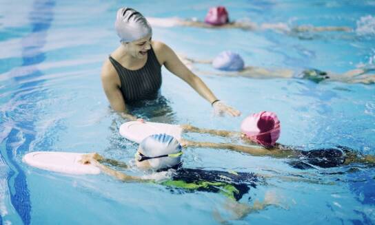 Nauka pływania a rozwój motoryczny – korzyści dla dzieci i dla dorosłych