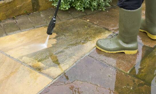 Czyszczenie brukowej kostki w kontekście ochrony środowiska – jakie są korzyści?