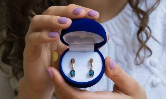 Kolczyki z naturalnymi kamieniami jako wyraz osobistego stylu