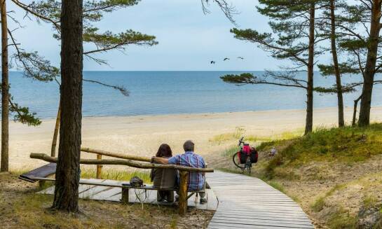 Relaks i natura: co oferują domki przy plaży w Lubiatowie dla par?