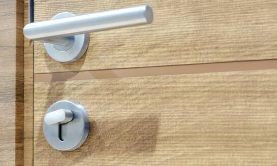 Aluminiowe drzwi a drewniane – porównanie właściwości i zastosowania