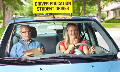 Jak szkoła jazdy na Targówku zapewnia atmosferę bezstresową podczas kursów?