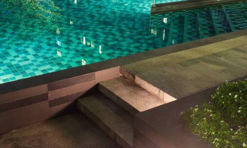 Trwałe baseny: jak LED oświetlenie wpływa na ich wygląd i bezpieczeństwo?