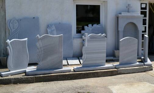 Jakie są najpopularniejsze style nagrobków w branży kamieniarskiej?