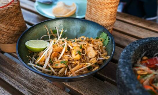 Tematyczny tajski wieczór: Pad Thai jako główna gwiazda