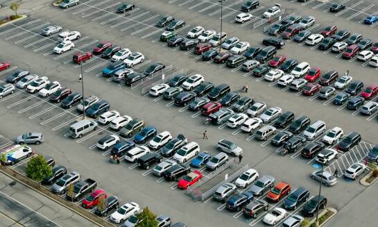 Zalety korzystania z parkingu z ponad 300 miejscami postojowymi