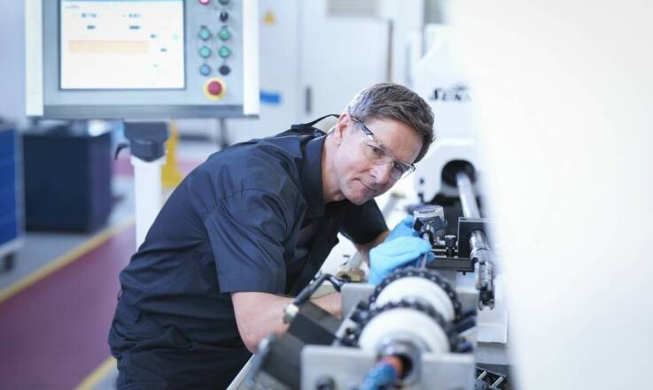 Wpływ regularnych przeglądów na bezpieczeństwo maszyn operatorów