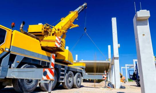 Wynajem dźwigów: klucz do sukcesu w montażu wielkogabarytowych konstrukcji