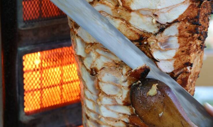 Czym wyróżniają się nasze szaszłyki z rożna w tawernie?