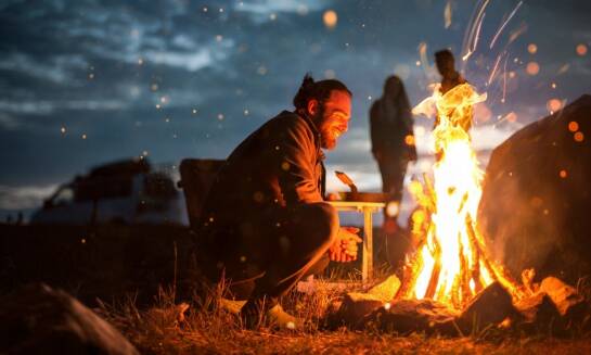 Wieczorne spotkania przy ognisku jako część integracyjnych imprez w górach